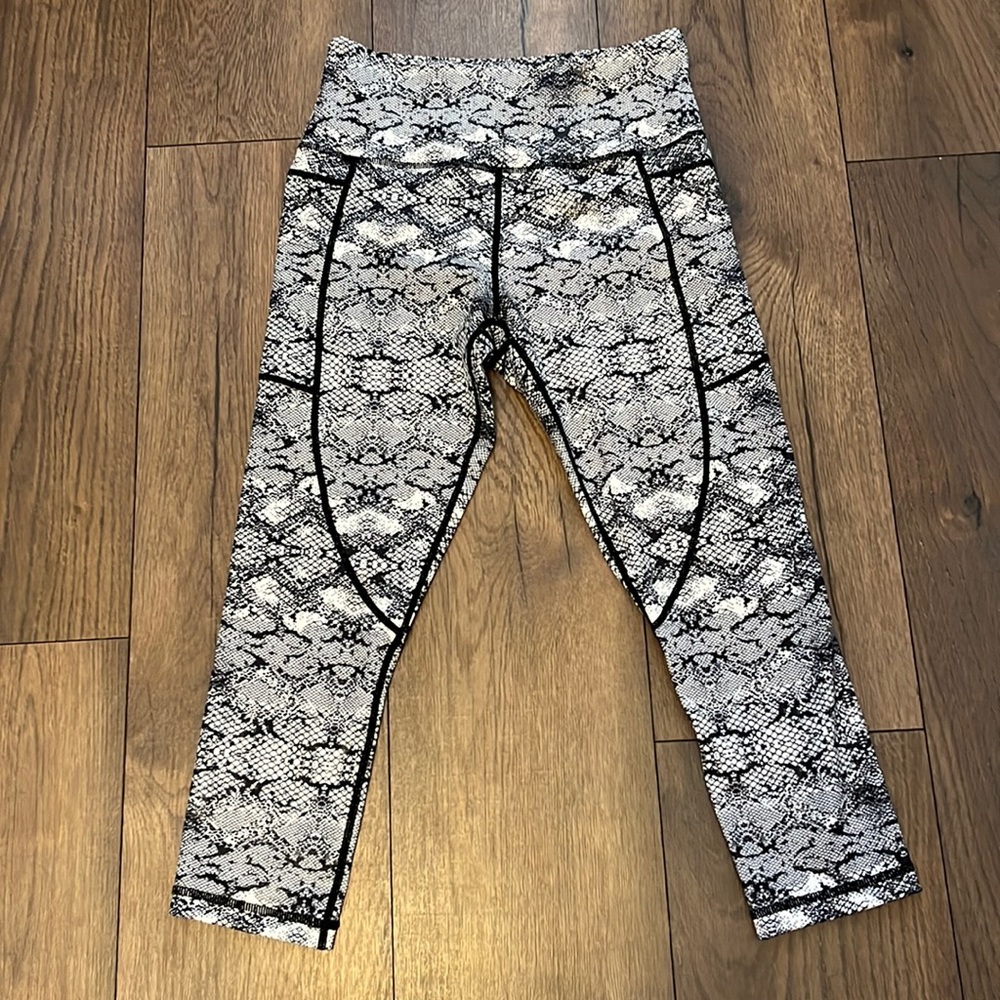 Zyia Active snakeskin Capri legging size 4/small